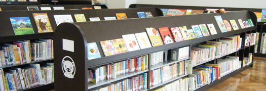 西条図書館児童書架画像